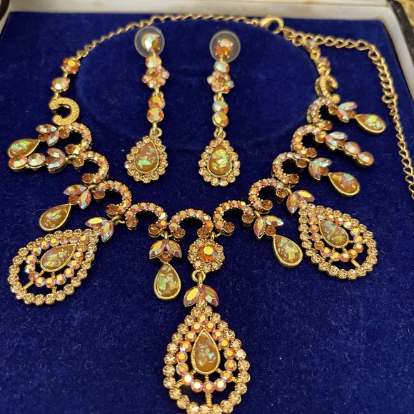 Gold studded necklace/earrings jewelry set - Picture 2 of 11